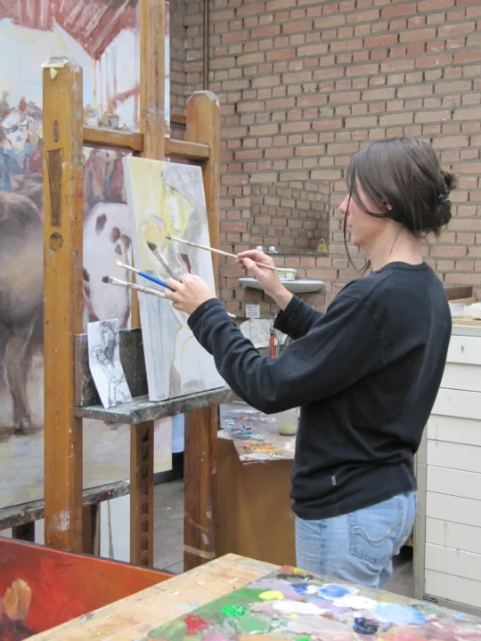 Ilse Penne in haar atelier